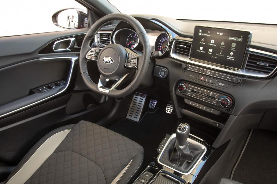 Торпедо Kia ProCeed GT Line 2019 года  (WW) (фото 24 из 40)